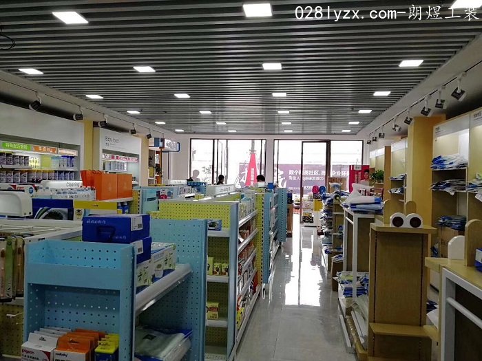 母婴店内货架摆放
